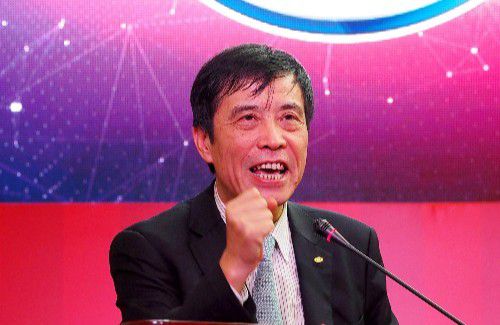 女大学生出差2020